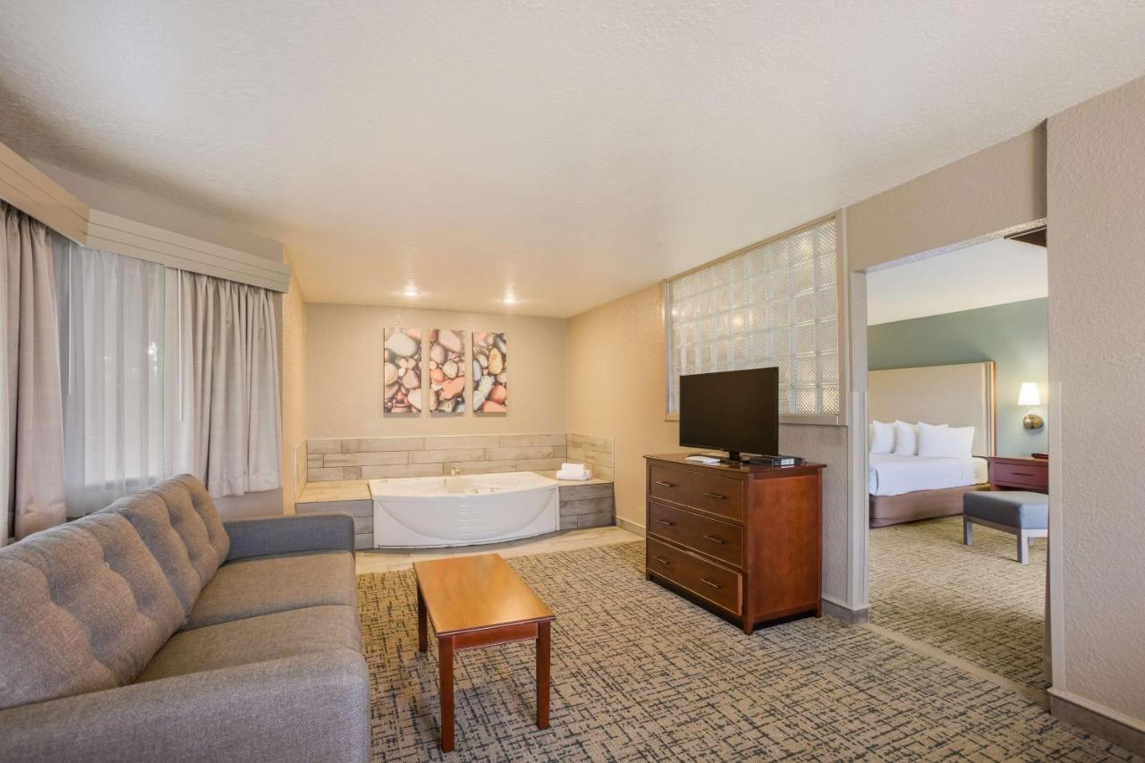 Best Western Harbour Pointe Lakefront Сент-Игнас Экстерьер фото